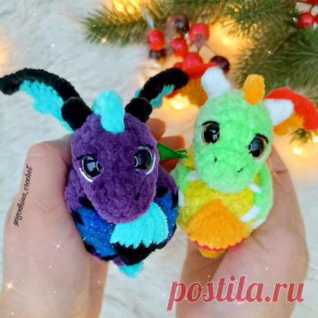 PDF Магический Дракончик крючком. FREE crochet pattern; Аmigurumi toy patterns. Амигуруми схемы и описания на русском. Вязаные игрушки и поделки своими руками #amimore - плюшевый дракон, украшение на ёлку в виде дракончика из плюшевой пряжи, ёлочное украшение, новогодний шар с драконом, Новый год.