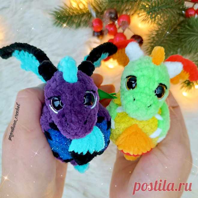 PDF Магический Дракончик крючком. FREE crochet pattern; Аmigurumi toy patterns. Амигуруми схемы и описания на русском. Вязаные игрушки и поделки своими руками #amimore - плюшевый дракон, украшение на ёлку в виде дракончика из плюшевой пряжи, ёлочное украшение, новогодний шар с драконом, Новый год.