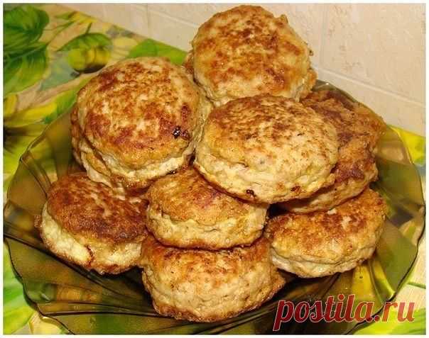 10 рецептов вкусных котлеток и тефтелек

Сохраните себе, пригодится!
--------------------------------------------------------

1.Капустные котлеты
Состав500 г капусты,2 столовые ложки манной крупы,2 столовые ложки молотых сухарей,соль по вкусу,3 столовые ложки растительного масла,0,5 стакана воды.
Приготовление
Капусту мелко нарезать, положить в кастрюлю, добавить воду, 1 столовую ложку растительного масла и тушить до полуготовности.
В кипящую массу всыпать тонкой струйкой...