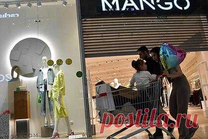 Еще три магазина Mango открылись в Москве. Еще три магазина испанского ретейлера модной одежды, обуви и аксессуаров Mango открылись в Москве и области после ухода бренда с российского рынка на фоне ситуации с Украиной. Отмечается, что торговые точки возобновили работу в торговых центрах «Мега Теплый Стан», «Хорошо!» и «Реутов-парк».