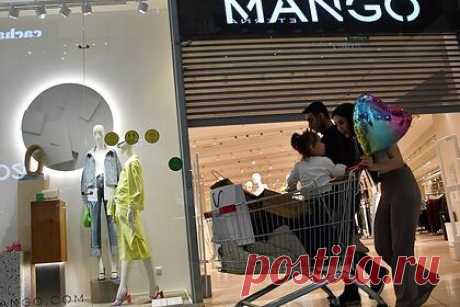 Еще три магазина Mango открылись в Москве. Еще три магазина испанского ретейлера модной одежды, обуви и аксессуаров Mango открылись в Москве и области после ухода бренда с российского рынка на фоне ситуации с Украиной. Отмечается, что торговые точки возобновили работу в торговых центрах «Мега Теплый Стан», «Хорошо!» и «Реутов-парк».