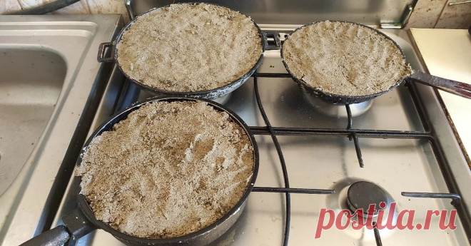 Как очистить сковороду от нагара с помощью простого песка Как новенькая.