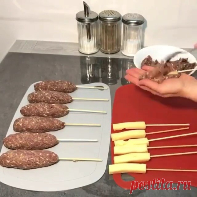 КОТЛЕТЫ НА ШПАЖКАХ Привет, мои дорогие 🤗.
Всего самого наилучшего вам 😘. Думаю такие котлеты украсят праздничный стол, даже?
.
Фарш приготовила как на котлеты, и запекла в духовке, можно конечно и жарить, на вид будут намного красивее. Но было очень вкусно, моя команда оценила 💪🏽 😂
На 500 г говяжьего мяса, 1 луковица измельченная в блендере, 1 не большая картофелина, 250 г сыра твёрдых сортов, (я использовала эмменталь) соль, перец (по вкусу). Запекала в духовке приме...
