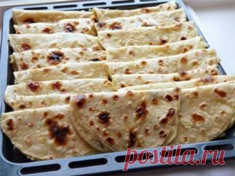 Кыстыбый

Кыстыбый - это национальное татарское блюдо. Кыстыбый представляют собой постные лепeшки с начинкой из картофельного пюре, или пшенной молочной каши, обильно смазанные сливочным маслом. Это очень вкусно и сытно, можно подавать как самостоятельное основное блюдо, и на завтрак хорошо со сладким чаем, и в течение дня, как перекус.

P.S: начинки можно приготовить с вечера, а потом разогреть в микроволновке, это облегчит Вам труд на следующий день.
Показать полностью…