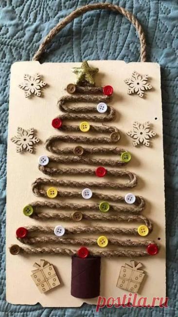 55+ Easy &amp; Fun Christmas Crafts for Kids to Make - WeHaveKids | Deco noel maternelle, Bricolage avec des boutons, Décoration noel maternelle