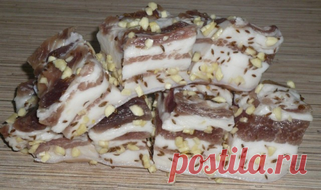 БЫСТРОСАЛО"… ЖАЛЬ, МАЛО!
Предлагаю рецепт вкусного сала. Рецепт очень простой и в то же время сало или грудинка получаются очень вкусное. К тому же не нужно ждать несколько дней, пока сало засолится, ибо его можно уплетать почти сразу после его приготовления.

Итак берем стакан соли, полстакана сахара, 3-4 лавровых листа, перец горошком, гвоздика и немного семян горчицы…

заливаем литром воды и кипятим. хорошо размешав соль и сахар. как закипело снимаем с плиты и даем осты...