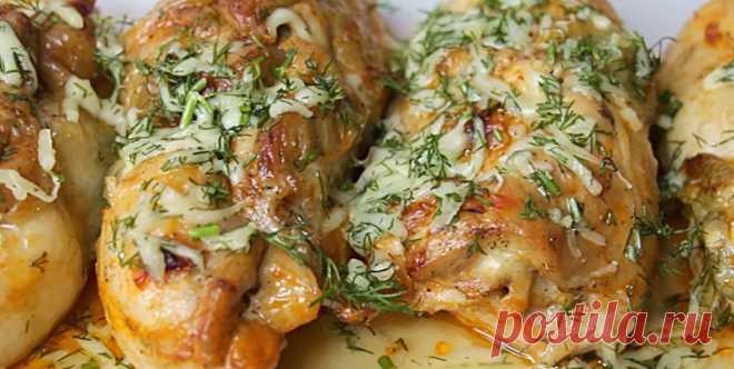 Вкуснейшие рулетики из окорочков с начинкой: и в пир, и в мир Вкуснейшие рулетики из окорочков с начинкой порадуют вас не только своим вкусом, но и внешним видом. Приготовить их легко и просто, из минимума обычных продуктов: и на ужин, и на праздничный стол. Нежное и мягкое мясо, пикантная начинка, шикарный вид – устоять перед таким блюдом не сможет никто.
