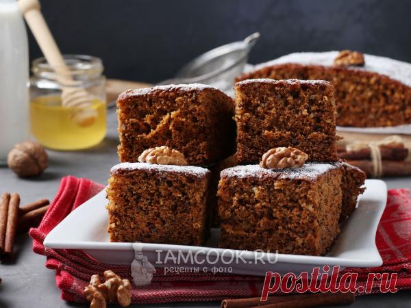 Медовая коврижка на кефире — рецепт с фото Взбить яйца с сахаром, мёдом, содой и кефиром. Добавить муку, орехи и корицу. Вылить готовое тесто в форму и выпекать до готовности.