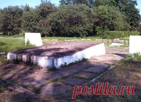 А танк ИС-3 не только завели,но и уехали на нём! Пьедестал пуст! Вот сейчас ИС оторвётся на современных фашистах. 70 лет ждал и таки дождался своего звёздного часа!