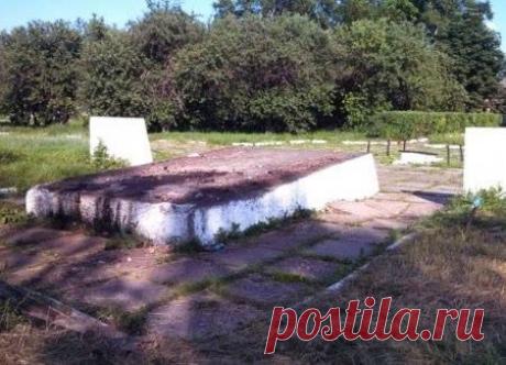 А танк ИС-3 не только завели,но и уехали на нём! Пьедестал пуст! Вот сейчас ИС оторвётся на современных фашистах. 70 лет ждал и таки дождался своего звёздного часа!