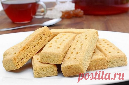 Простое песочное печенье 
 
Простейшее в приготовлении печенье, минимум ингредиентов. Оно действительно тает во рту, попробуйте! 
 
Ингредиенты 
 
Мука 250 г 
размягченное сливочное масло 200 г 
сахар 100 г 
желток 2 шт. 
соль 1/2 ч. л. 
ванильный порошок 1/2 ч. л. 
 
Способ приготовления 
Сначала перетираем все ингредиенты в крошку, потом руками быстро скатываем тесто и убираем на час в холодильник. 
Достаем тесто, отрываем по частям, раскатываем и вырезаем печенье. Разогреваем духовку, потом у