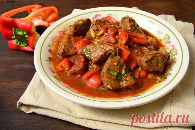 Гуляш из говядины с болгарским перцем - рецепт RussianFood
