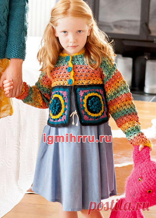 ДЛЯ ДЕВОЧКИ 5-6 ЛЕТ.КРАСОЧНЫЙ ЖАКЕТ С МОТИВАМИ, УКРАШЕННЫМИ ВЯЗАНЫМИ ЦВЕТКАМИ.Вязание крючком
