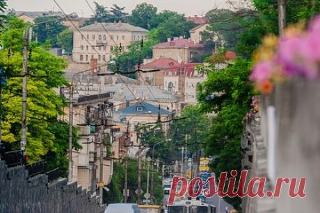 В Севастополе предупредили жителей о громких звуках. В Севастополе Черноморский флот (ЧФ) проведет учения. Об этом сообщил глава российского города Михаил Развожаев в Telegram-канале. Тренировку расчетов противоподводно-диверсионного обеспечения (ППДО) будут проводить в Камышовой бухте, а также на Южном и Северном молах с 11 до 12 по местному времени.