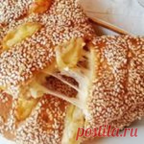 Румяная погача с сыром на завтрак