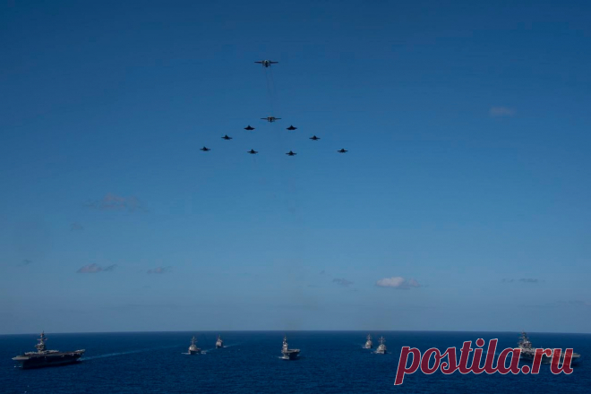 Боевые корабли ВМС США и Японии демонстрируют силу Китаю в акватории Филиппинского мор