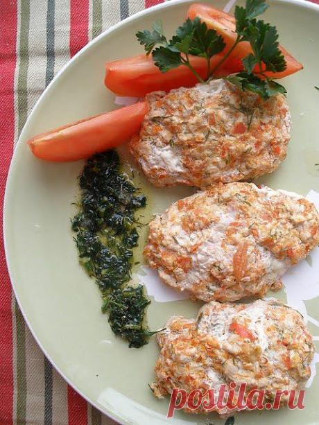 Куриные паровые котлеки под соусом.