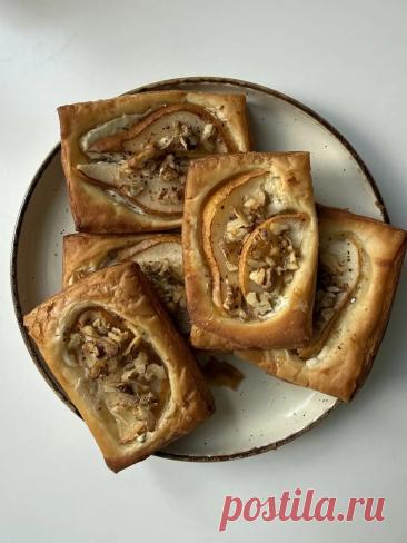 Хрустящие слойки с сочной грушей, нежным творожным сыром, орехами и корицей.