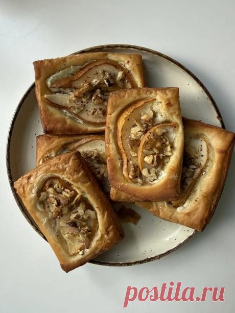 Хрустящие слойки с сочной грушей, нежным творожным сыром, орехами и корицей.