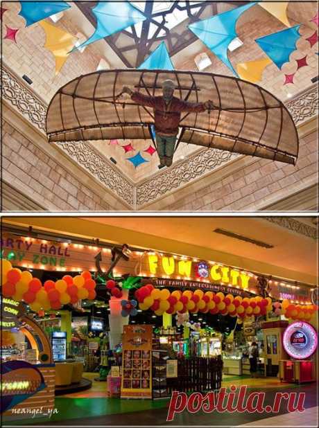 Андалусия))) Это самый последний зал. Здесь можно обменять 
деньги или отправить перевод. А так же этот зал популярен у детей, потому что 
здесь находится "игровая зона" с каруселями, игровыми автоматами и 
проч. Можно  оставить ребенка на детской площадке под присмотром служащих, 
естественно за дополнительную, но вполне умеренную плату))) 
Между прошлым и будущим