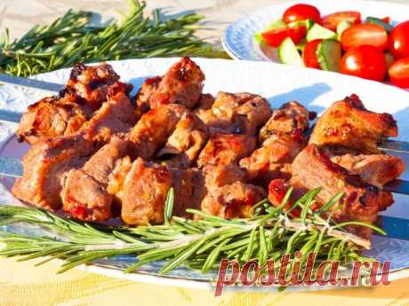 Шашлык из свинины, маринованной в помидорах, розмарине и луке
