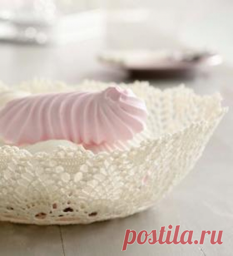 Вязаная ажурная корзинка Вязаная крючком корзинка, выполненная из тонкой ажурной пряжи белого цвета. Вязание изделия осуществляется по приведенной в описании схеме. Сначала...