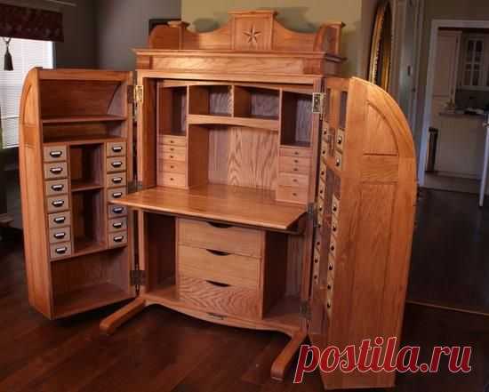 Рабочий стол построен Майком Томпсоном. | WoodworkerZ.com