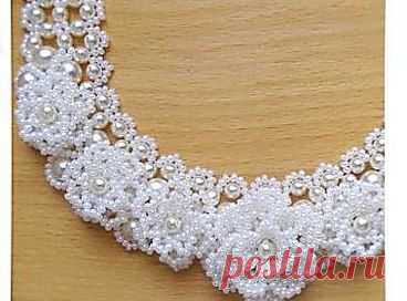 Объемное ожерелье из бисера. Схема и описание здесь http://labhousehold.com/snow-white-beaded-necklace.html