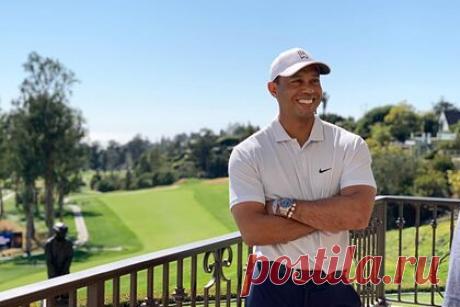 Гольфист Тайгер Вудс вернулся к тренировкам после аварии с «критичными» травмами. Американский гольфист Тайгер Вудс возобновил тренировки после аварии, в которую он попал в феврале 2021 года. Спортсмен опубликовал видео своей тренировки в социальной сети Instagram. «Делаем успехи», — подписал публикацию Вудс. На ролике он бьет клюшкой по мячу на поле для гольфа.