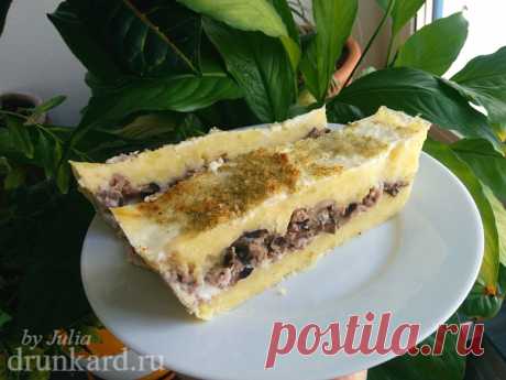 Запеканка из картофеля с мясным фаршем, грибами и соусом «Бешамель»