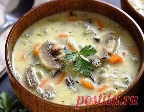 Топ-6 Вкусных и горячих первых блюд 

1) Сливочный суп с рисом и грибами 

Ингредиенты: 

● 4 куриных крышка (или другое мясо курицы); 
● 2 ст. ложки оливкового (подсолнечного) масла; 
● 400 г белых шампиньонов; 
● 1 средняя морковь; 
● 1 средняя луковица; 
● 1 ст. ложка муки; 
● соль, черный молотый перец – по вкусу; 
● 2,5 л воды; 
● 1 мультичашка круглого риса (у меня – «Краснодарский»); 
● 2/3 стакана сливок (сметаны); 
● 1 лавровый лист; 
● горсть нарезанной зелени св...