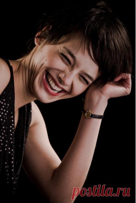 Обаятельная честность Так называемая внутренняя красота вовсе не фигура речи, а реальность. Этот факт подтвержден исследованием американских ученых во главе с Гэри Левандовски, которые доказали, что наше обаяние в первую очередь зависит от качеств характера*. Так, честность, отзывчивость и дружелюбие делают нас привлекательными в глазах окружающих, в то время как хамы и лжецы вызывают отторжение, даже если при этом обладают модельной внешностью. Так что не стоит зацикливаться на физическом…