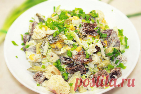 Салат с сухариками и кукурузой.