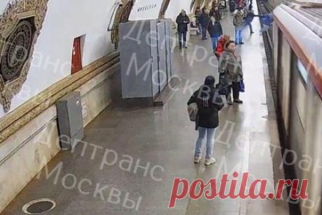 Мужчина толкнул подростка под поезд в московском метро и попал на видео. Толкнувший 15-летнего подростка под поезд 61-летний мужчина попал на видео. Запись публикует Дептранс Москвы. На кадрах видно, как мужчина подбегает сзади к стоящему у края платформы юноше и толкает его руками в спину, после чего тот падает под поезд. Злоумышленник пытается убежать.
