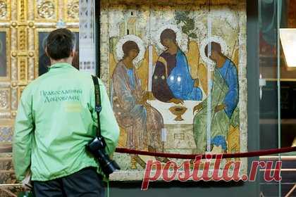 Доступ к «Троице» Рублева в храме Христа Спасителя ограничат. Доступ к иконе «Троица» русского мастера Андрея Рублева в храме Христа Спасителя сократят по времени. В епархии уточнили, что теперь посмотреть на произведение Рублева можно будет с 10 до 17 часов. До этого доступ был открыт с 10 до 19 часов. Решение связано с продлением пребывания иконы в храме.