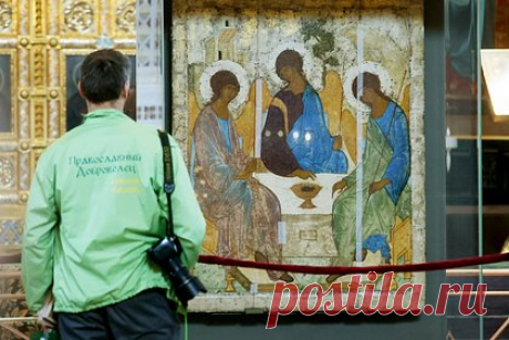 Доступ к «Троице» Рублева в храме Христа Спасителя ограничат. Доступ к иконе «Троица» русского мастера Андрея Рублева в храме Христа Спасителя сократят по времени. В епархии уточнили, что теперь посмотреть на произведение Рублева можно будет с 10 до 17 часов. До этого доступ был открыт с 10 до 19 часов. Решение связано с продлением пребывания иконы в храме.