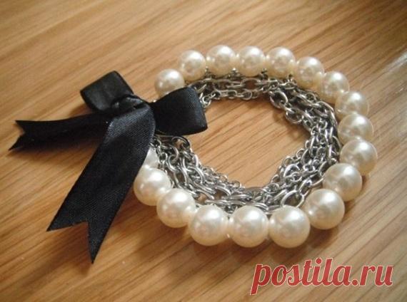 Мастерим браслет в стиле Коко Шанель Думаю, что в гардеробе каждой леди найдется маленькое черное платье. А к этому маленькому черному платью всегда должен прилагаться маленький тоненький браслет с нитью жемчугалегендарной Коко Шанель.
 …