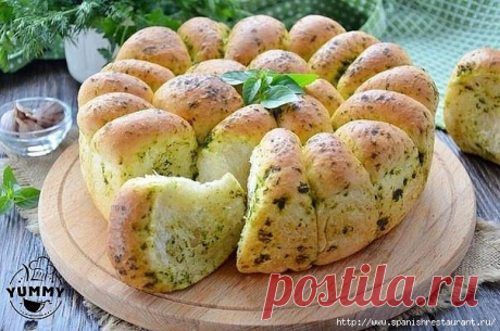 Пшеничный хлеб с зеленью и чесноком.
