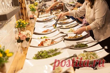 Россиянка предупредила об опасности шведских столов в отелях Египта. Часто путешествующая россиянка объяснила причины массовых отравлений туристов в отелях Египта. По словам девушки, питание в ресторанах, работающих при гостиницах по системе «шведский стол», может быть опасным из-за несвежих или переспелых овощей, позавчерашних блюд и якобы свежевыжатых соков.