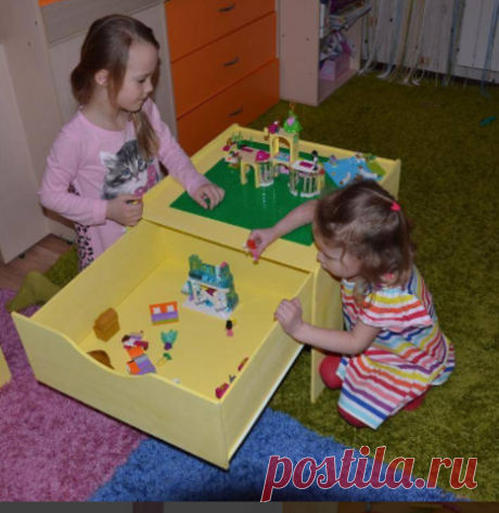 LEGO стол + полотно с выдвижным ящиком
Этот стол позволит содержать в порядке весь конструктор, состоящий из десятков или даже сотен мелких элементов. На столешницу выкладывается специальное полотно с ячейками для LEGO, а лишние детали можно быстро убрать в большой ящик.

 

Основные преимущества:

стол имеет оптимальные размеры, подходит для игры вдвоем;
небольшие бортики по краям ограничивают игровую зону;
размеры ящика позволяют убирать детали, просто смахивая их со столешницы.