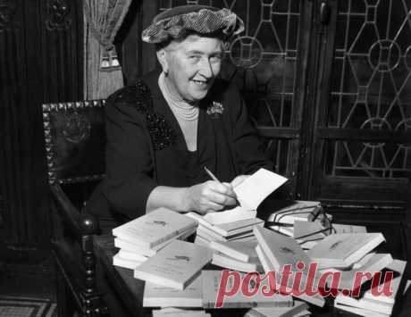 "Девушку устроили в аптеку по знакомству.
Фамилия девушки была Миллер.
После смерти отца у семьи Миллеров начались большие проблемы с деньгами. Поэтому идея отправить младшую дочь на работу пришлась по душе матери, уже отчаявшейся свести концы с концами.
Девушка не возражала. Почему бы и нет? Фармацевт - неплохая профессия, а овладеть какой-нибудь профессией ей все равно придется. Ведь обеспечивать себя материально ей, судя по всему, придется самостоятельно.
Вовремя вы...