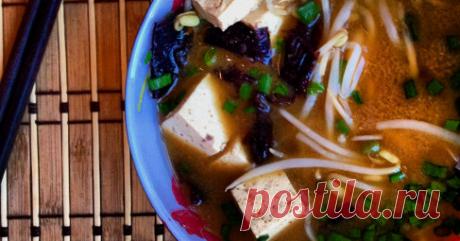 Суп мисо с ростками маша. Рецепт Пасту мисо развести кипятком, добавить ростки маша, водоросли и соевый соус, варить 1 минуту.