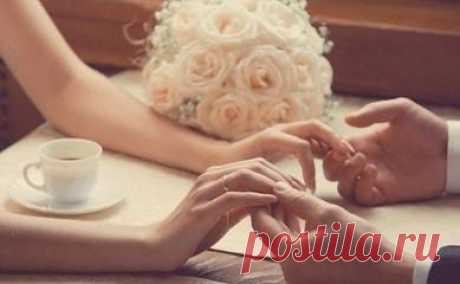 Когда Мужчина называет свою Женщину солнышко — она светится. Когда называет любимая — она любит. Когда называет моя нежная — она задаривает ласками. А когда мужчина молчит — она становится равнодушной. Всё очень просто... женщины взаимны до невозможности.