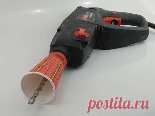 Чтобы пыль не летала в воздухе.