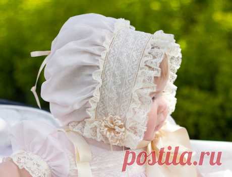 French Bonnet with Drawstring Crown This lovely bonnet features a Swiss batiste puff with drawstring crown. The headband is made using the finest French Maline laces and the bonnet is edged in gathered French Maline edges. The streamers are made using 2 inch wide double satin ribbon. This bonnet will be made to your specifications and measurements. Please contact me to discuss design options and current turn around times.