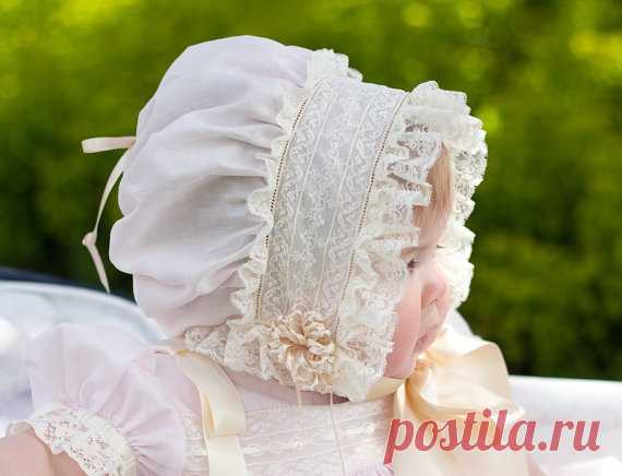 French Bonnet with Drawstring Crown This lovely bonnet features a Swiss batiste puff with drawstring crown. The headband is made using the finest French Maline laces and the bonnet is edged in gathered French Maline edges. The streamers are made using 2 inch wide double satin ribbon. This bonnet will be made to your specifications and measurements. Please contact me to discuss design options and current turn around times.