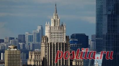 «Запад всё больше осознаёт никчёмность Зеленского и его режима»: в МИД РФ оценили идеи по урегулированию на Украине. Недавние предложения по урегулированию конфликта на Украине связаны с осознанием Западом «никчёмности Зеленского и его режима», а также неспособности победить Россию, заявил глава МИД РФ Сергей Лавров. Министр отметил, что Москва готова к честному разговору с учётом сложившихся реалий. Ранее Киев допустил возможность переговоров с Москвой, несмотря на запрет на Украине такого…