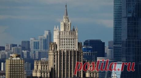 «Запад всё больше осознаёт никчёмность Зеленского и его режима»: в МИД РФ оценили идеи по урегулированию на Украине. Недавние предложения по урегулированию конфликта на Украине связаны с осознанием Западом «никчёмности Зеленского и его режима», а также неспособности победить Россию, заявил глава МИД РФ Сергей Лавров. Министр отметил, что Москва готова к честному разговору с учётом сложившихся реалий. Ранее Киев допустил возможность переговоров с Москвой, несмотря на запрет на Украине такого…