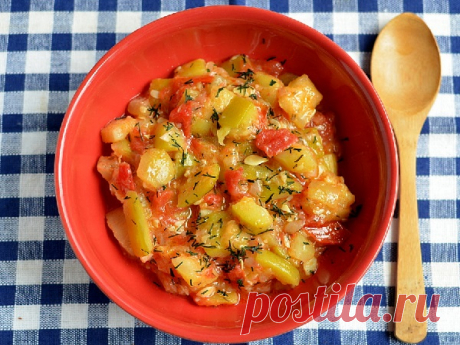Кабачки, тушеные с помидорами и чесноком Приготовьте тушеные кабачки с овощами – луком, чесноком и помидорами – для здорового низкокалорийного ужина