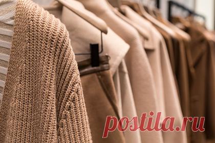 Перечислены вышедшие из моды тренды осени. Редакторы журнала The Symbol перечислили модные тренды, которые потеряют свою актуальность осенью 2022 года. В список устаревшей одежды попали колготки с логотипами брендов и клоги. Вместо них эксперты порекомендовали присмотреться к высоким гольфам, чулкам с подвязками, балеткам и лоферам на массивной подошве.